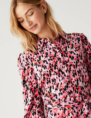 marksandspencer_SS23_T69_1567_kosilove midaxi saty se zavazovanim v pase_zvireci potick_ruzova_1699Kc_modelka.jpg